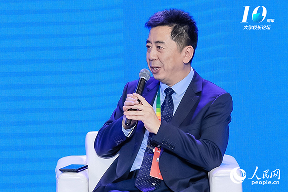 西安交通大學黨委常委、副校長洪軍出席圓桌論壇并發(fā)言。